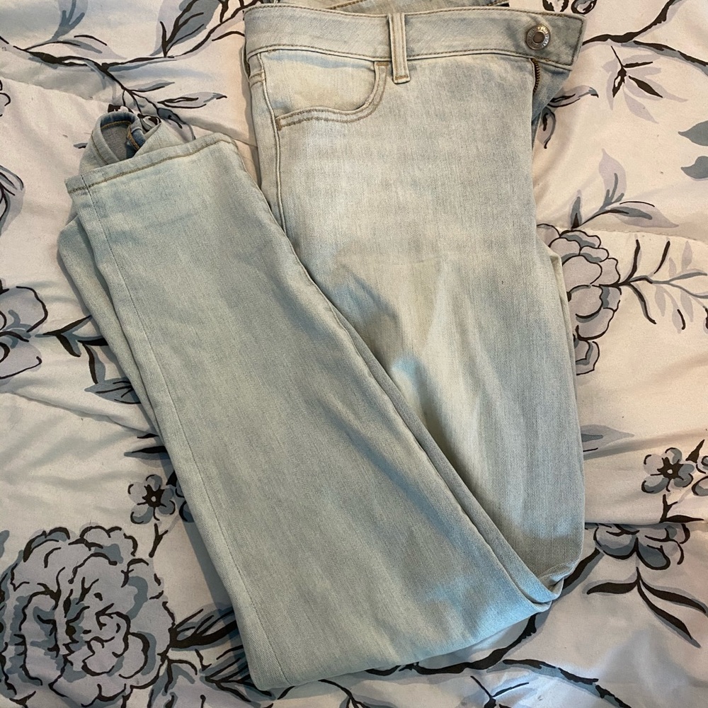 Light wash American Eagle Skinny Jeans
